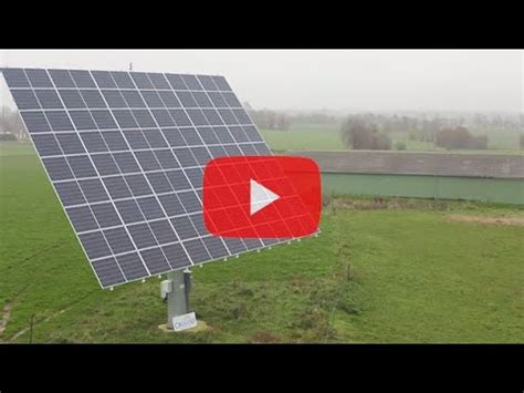 tracker agricole|Agriculteur, il pose un tracker solaire pour être autonome.